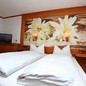 Hotel Lustiger Hirsch Akams